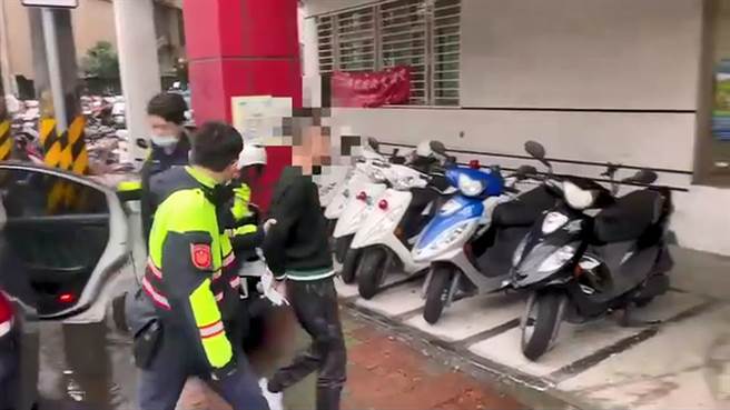 有名男子买饮料还想赊帐5元，遭拒后恼羞成怒竟拔枪恐吓店员，被警方当场逮捕。(黄敬文翻摄)