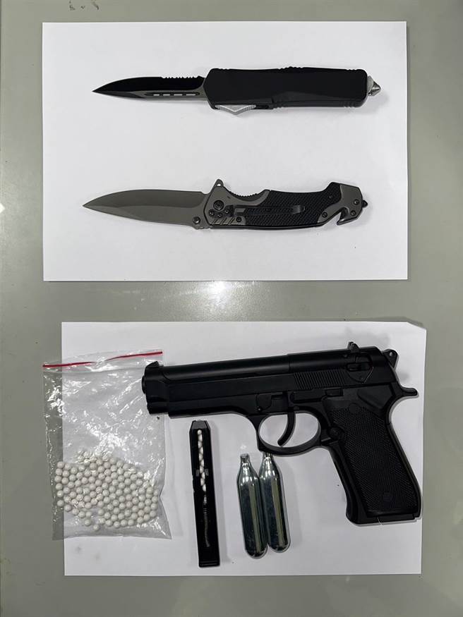 事后警方还搜出折迭刀1把、弹簧刀1把、毒品咖啡包10包。(黄敬文翻摄)