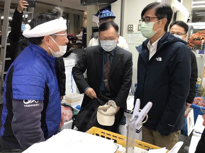 高雄市長陳其邁13日（前右）與豐洲市場魚貨中、大盤商交換意見。（高雄市海洋局提供／林瑞益高雄傳真）