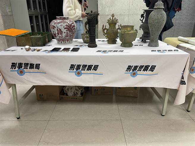 警方查扣到大批古董、字畫等贓證物。（翻攝照片／林郁平台北傳真）