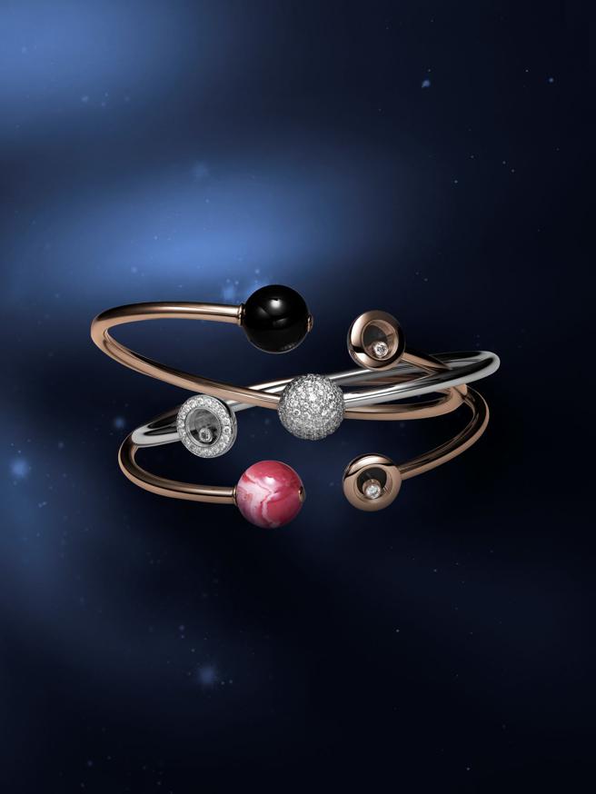 萧邦Happy Diamonds Planet手鐲，灵感源自宇宙的星球，呼应对照，相互映衬。（CHOPARD提供）