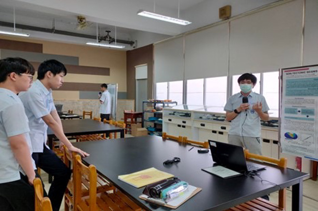 2021地球科学奥林匹亚金牌李恩齐(右)与2022地球科学奥林匹亚银牌苏轩汉(左二) (图/师大附中提供)