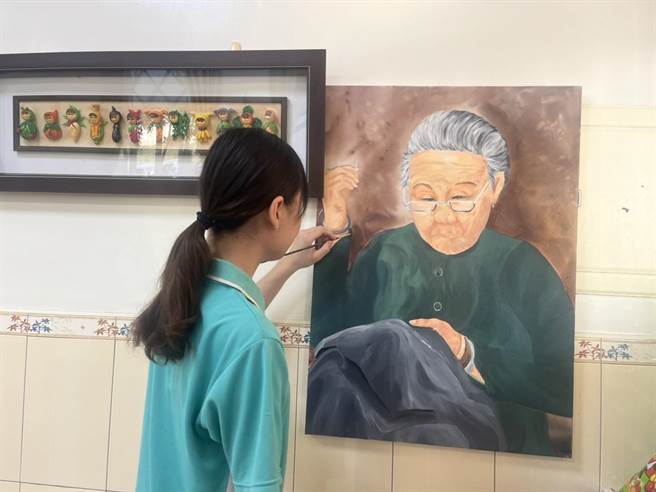 身障者小慈在劳动部的协助下，从照服员转职行政发挥所长，将办公室布置得美轮美奂。（潮州就业中心提供／谢佳潾屏东传真）