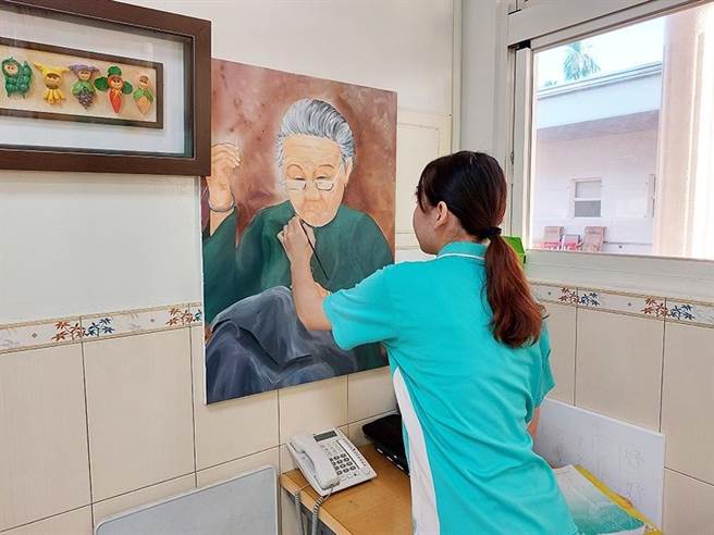 身障者小慈在劳动部的协助下，从照服员转职行政发挥所长，将办公室布置得美轮美奂。（潮州就业中心提供／谢佳潾屏东传真）