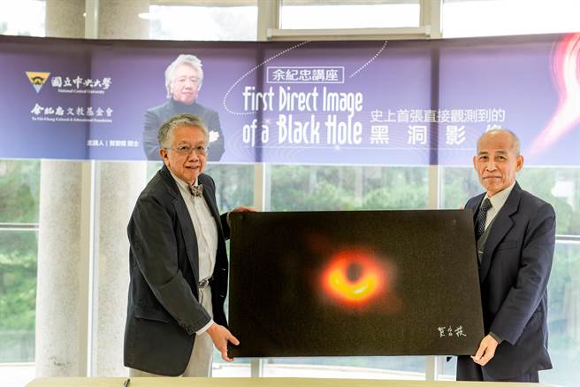 人类史上第一张黑洞影像，由贺曾朴院士（左）致赠给中央大学，由副校长綦振瀛（右）代表接受。(吕筱蝉摄)