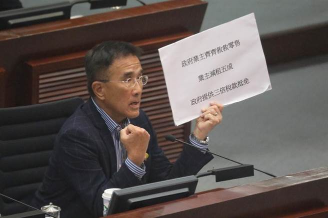 港府14日起放宽防疫措施，包括取消「黄码」，由外地入境没有确诊者可自由进入不同场所。香港立法会议员田北辰直言，相关改动绝对是变相实施「0＋0」。（中新社资料照片）