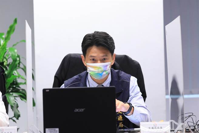 台中市政府交通局长叶昭甫13日在市政会议，局针对台中市规画的水湳、乌日、丰原及台中转运中心简报。(林欣仪摄)