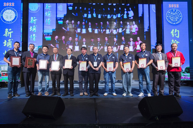 张文宇校长（左七）转颁教育部「捐资兴学」奖牌及奖状给捐款帮助母校的校友。（图/叶永乾先生提供）

