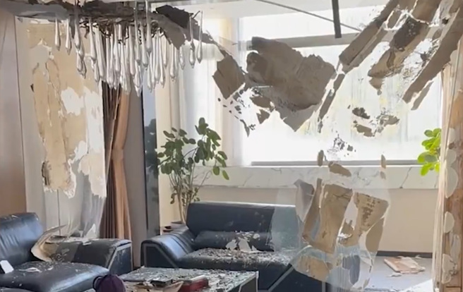 女子回到家后发现家中天花板装潢竟然崩塌了。（翻摄自微博）