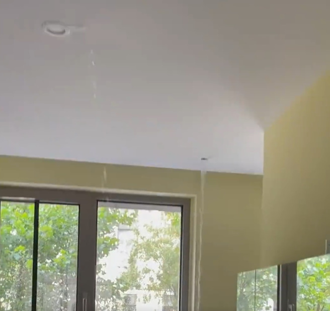 女子回到家后发现家中天花板装潢竟然崩塌了，而且还发现天花板在漏水。（翻摄自微博）