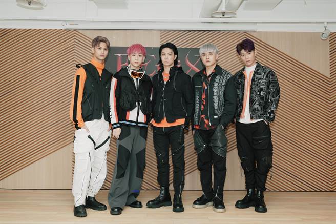 「FEniX」夏浦洋(左起)、曹家齊、MAX、李承隆、 陳峻廷出席記者會。（踢帕娛樂提供） 