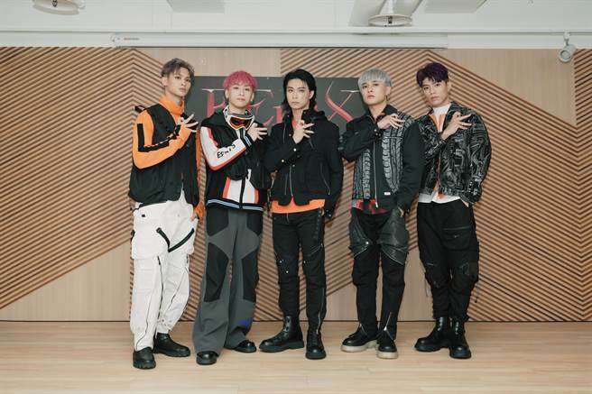 「FEniX」夏浦洋(左起)、曹家齊、MAX、李承隆、 陳峻廷出席記者會。（踢帕娛樂提供）