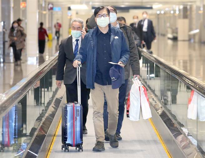 結束訪日行程，高雄市長陳其邁13日搭機返台。（范揚光攝）