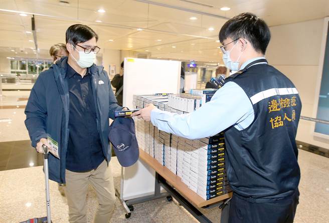 陳其邁（左）通關入境前領取快篩試劑。（范揚光攝）