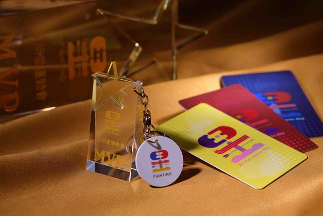 《全明星运动会4》推出MVP奖座造型的一卡通。（好看娱乐提供）