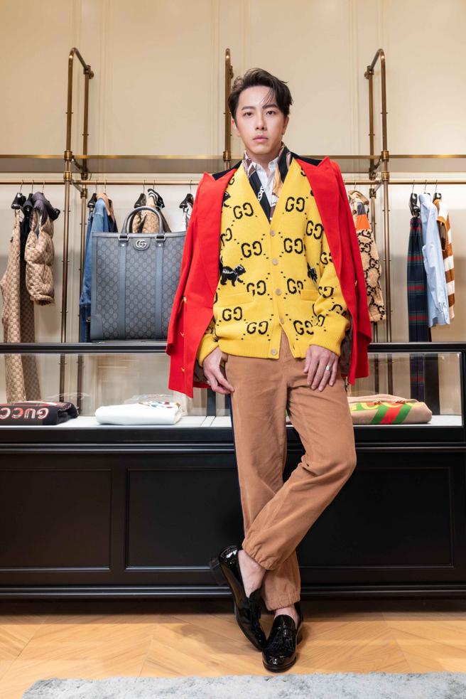 坤达暴露要给老婆惊喜大逛Gucci，Gucci 红色西装外套10万6900元、GG及臭鼬图案提花羊毛针织开襟外套6万4500元、洗水条纹棉质衬衫3万元、天鹅绒灯芯绒长裤4万1000元、黑色亮漆皮鞋3万6200元、Ophidia中型手提袋9万500元 、Gucci手袋印花斜纹真丝方巾1万7600元。（GUCCI提供）