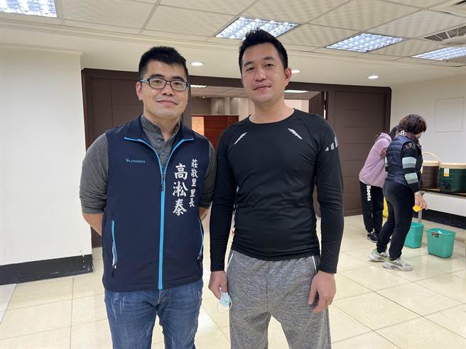 桃园区大兴里长高承洋（右）和庄敬里长高淞泰（左）是兄弟檔里长。（蔡依珍摄）