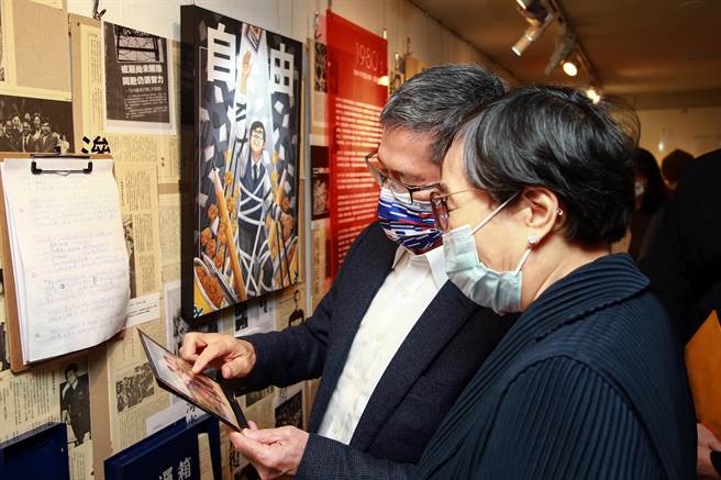 文化部长李永得（左）与叶菊兰讨论展场中的刊物。（邓博仁摄）