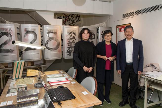 郑南榕基金会董事郑竹梅（左起）、叶菊兰、文化部长李永得、在展场合影留念。（邓博仁摄）