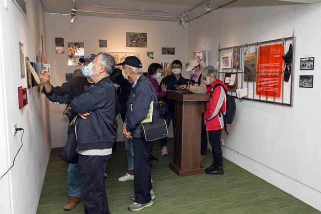 民眾参观郑南榕基金会举办的《自由纹理：探索在地Nylon足迹》巡展。（邓博仁摄）