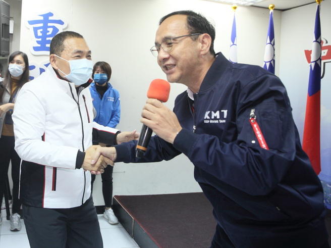 国民党主席朱立伦（右）与新北市长新侯友宜（左）13日晚间出席新北市党部举行的感恩茶会，两人多次握手致意。（张铠乙摄）