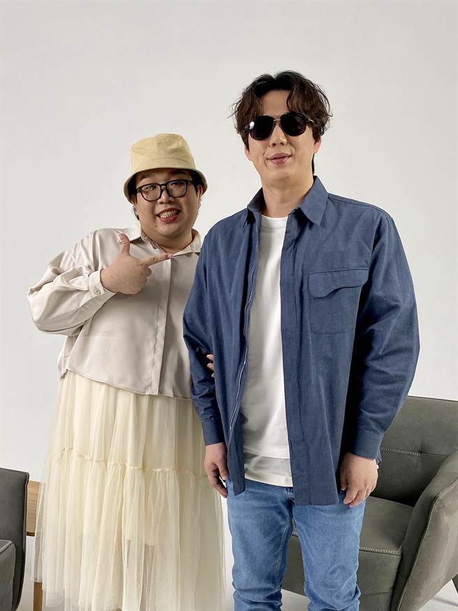 蕭煌奇（右）正忙宣傳演唱會，日前與網紅「Alizabeth娘娘」拍攝影片。（好莉嗨提供）