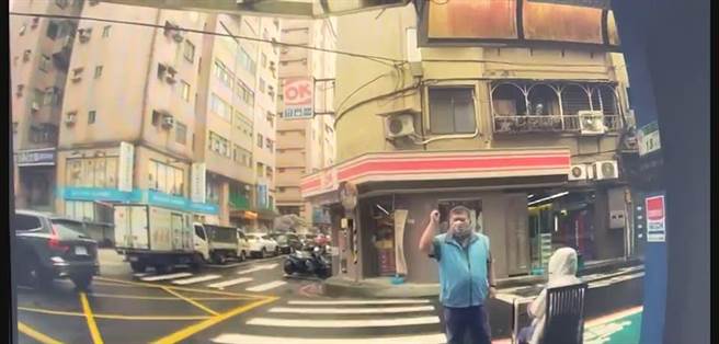 里长协助身体不适的老妇坐在路边休息。(翻摄照片／林郁平台北传真）