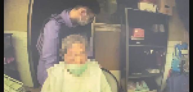 员警协助将张妇平安送回家。(翻摄照片／林郁平台北传真）