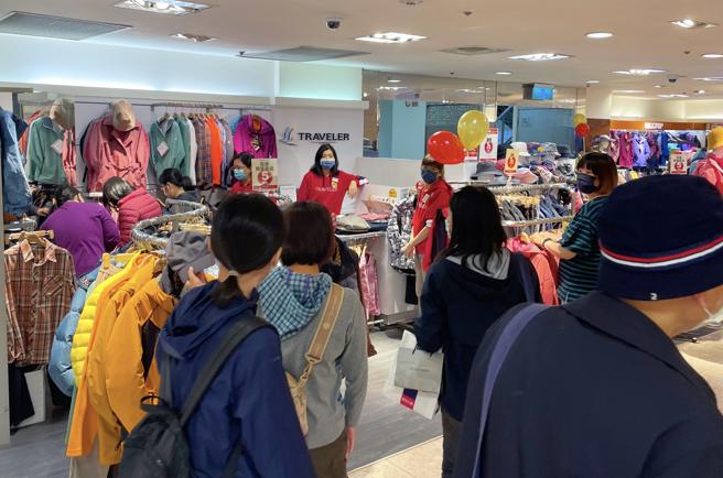 新光三越台北站前店指出，机能外套为本季重点商品。（新光三越提供）