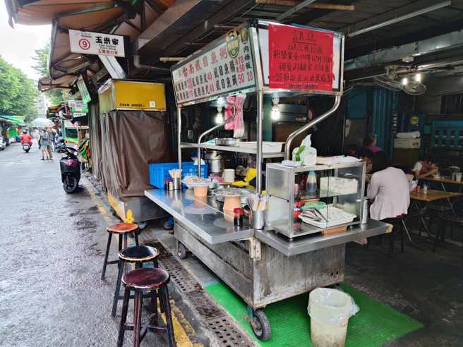 万华南机场夜市美食少一摊，邱丘台南虱目鱼确定年底收摊。（图／翻摄南机场邱丘台南虱目鱼脸书）