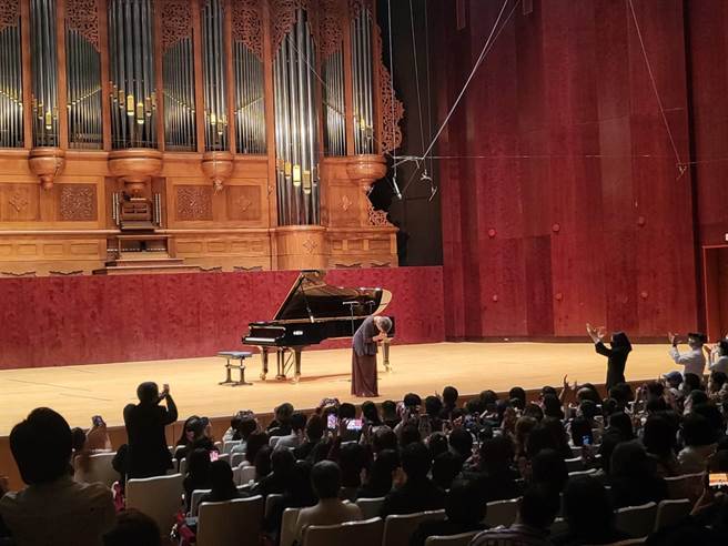 高齡78歲的葡萄牙國寶鋼琴家皮耶絲首度來台，今晚在台北國家音樂廳完成在台第二場音樂會，觀眾被她的琴音感動，起立鼓掌，她也深深鞠躬和回禮。（李欣恬攝）