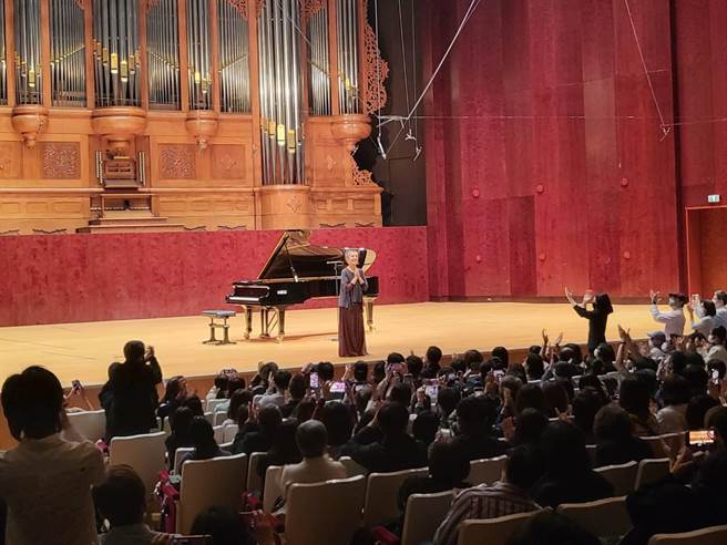皮耶丝是国际知名的钢琴大师，先前从未来过台湾演奏，这次在主办单位的努力邀请下，她风尘仆仆，远道而来，先是去了韩国、日本，上周再到台北，后天还将到高雄。（李欣恬摄）