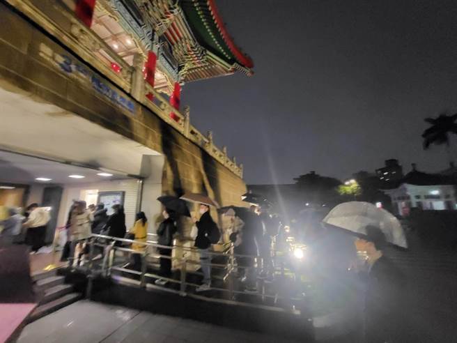 寒流来袭，但是大师的音乐演奏，温暖人心。高龄78岁的葡萄牙国宝钢琴家皮耶丝首度来台，今晚在台北国家音乐厅完成在台第二场音乐会，演出结束，观眾不畏寒风细雨，在音乐厅3号门排队只为见皮耶丝一面，并请她签名。（李欣恬摄）