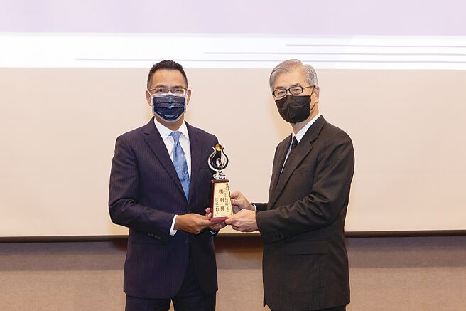 南山人寿获「111年度保险竞赛」五项大奖，南山人寿代理总经理范文伟（左）从金管会主委黄天牧手中接过奖杯。图／南山人寿提供