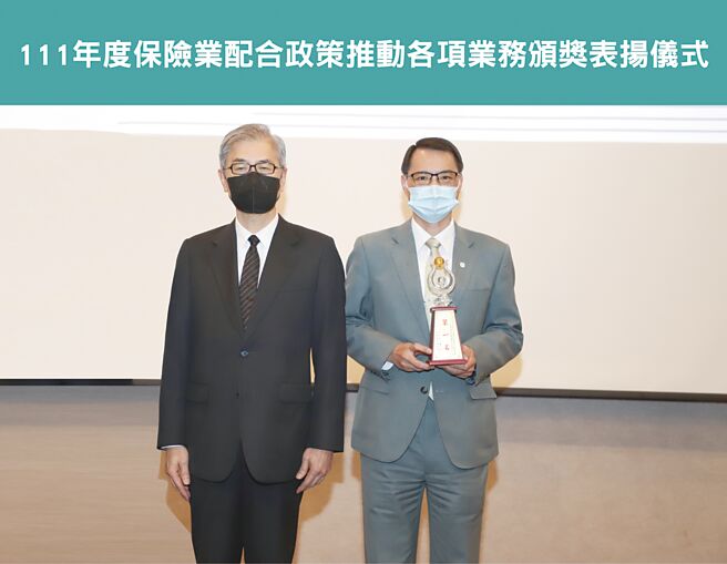 金管會主委黃天牧（左）頒發微型保險類保險輔助人組第一名獎座給玉山銀行個人金融事業總處副總經理鍾德明。圖／玉山銀提供