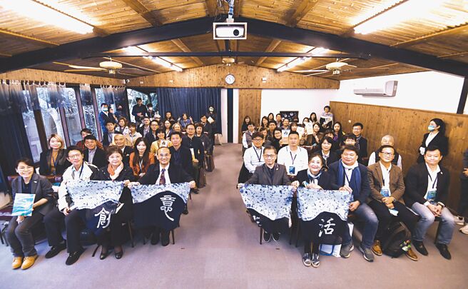 工业局局长连锦漳、组长林碧郁、科长陈全政及中卫中心董事长谢明达、创意生活产业协盟会长郑美淑、副会长龚俊逸与协盟代表合影。图／工业局提供