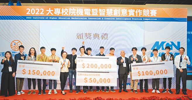 澄德科技教育基金会董事长周秋祝（左六）、明椿电气董事长魏大椿（右六）和本届竞赛冠亚季军队伍合影。图／黄俊荣