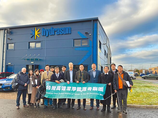 彩碤新能源董事长郑英豪（右八）在高市议员林智鸿（右五）、台湾驻爱丁堡办事处处长张嘉政（右三）、英国驻台办事处处长赖秀芳（左三）陪同下与苏格兰Hydrasun企业达成技术合作协议。图／业者提供