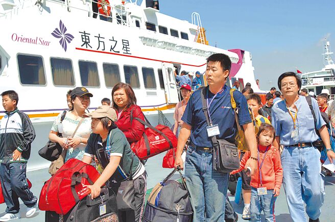 行政院长苏贞昌昨表示，贸然重启小三通恐让对岸民眾来台抢药，导致另一道防疫破口。事实上，两岸旅游仍受管制，苏贞昌说法被质疑是刻意带风向。图为2006年金厦航线。（新华社）