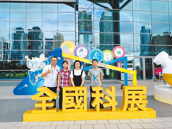 教育部规定明年起，中小学老师指导学生参加科展，必须先上3小时学术伦理课。图为2020年，华盛顿中学国中部参加全国科展等科普竞赛获得佳绩。（本报资料照片）