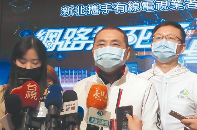 新北市长侯友宜（中）昨表示，新北人才也是国家人才。（叶德正摄）
