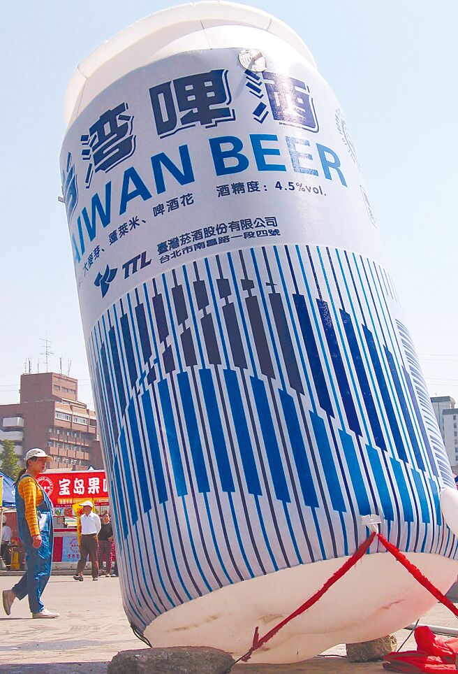 大陆暂停我多项食品、水产品进口，卫福部食药署12日公布最新统计，通过注册登录从792件增加到855件，以自行注册的为主。图为南京情侣园花卉大道上的巨型「台湾啤酒」造型广告。（中新社）