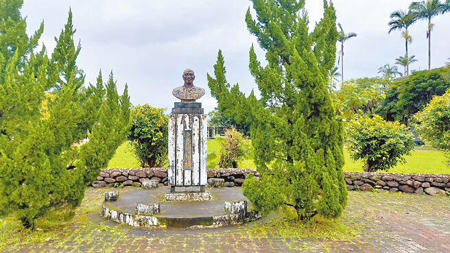 内政部为鼓励县市政府、学校拆除威权象徵，拆除一座两蒋铜像就给予最高10万元补助。图为校园内蒋介石铜像。（宜兰县教育处提供）
