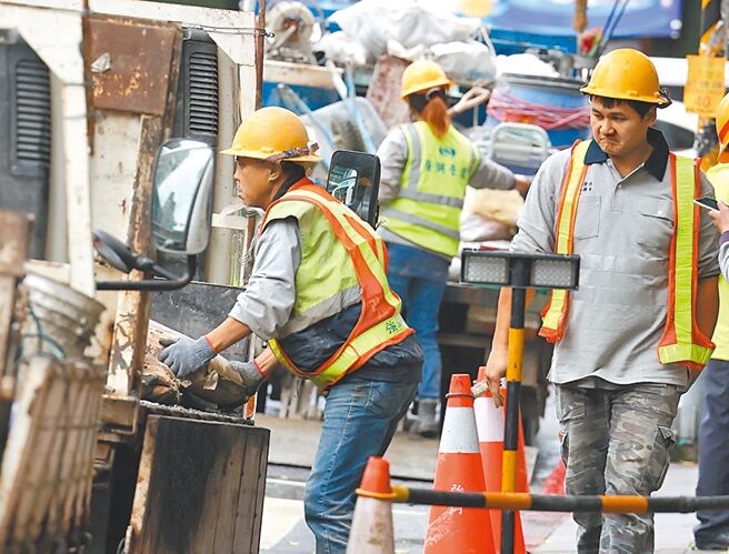 主计总处昨公布今年1至10月全体受雇员工实质经常性薪资年减0.13％，企业替员工加薪，几乎被通膨吃掉！（陈俊吉摄）