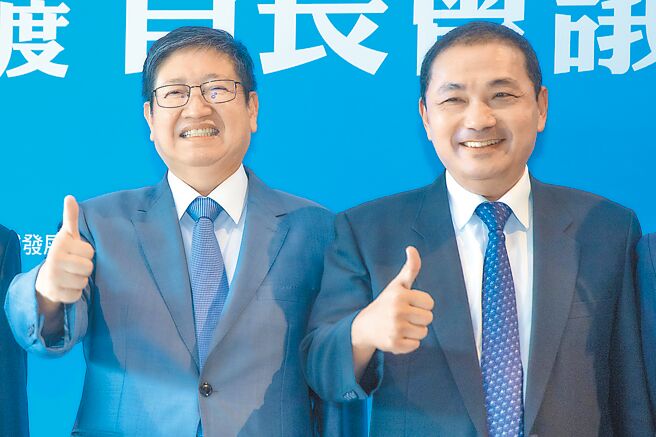 对于由党主席朱立伦还是新北市长侯友宜（右）代表蓝军参选总统，杨文科（左）没有预设立场，强调「选对人」很重要。（罗浚滨摄）