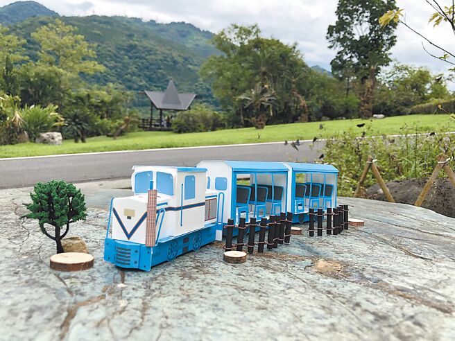 花莲林区管理处将大小朋友喜爱的池南森林游乐区蹦蹦车，以等比例仿真缩小为纸模型，即日起至12月31日止，民眾只要与蹦蹦车合影并分享在官方脸书粉丝专页就有机会获得。（花莲林管处提供／罗亦晽花莲传真）