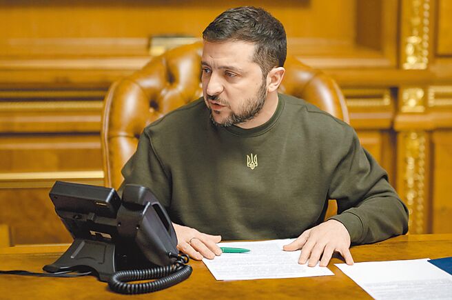 乌克兰总统泽伦斯基12日与美国总统拜登通电话，商讨有关美国对乌克兰的援助。（摘自乌克兰总统府官网）