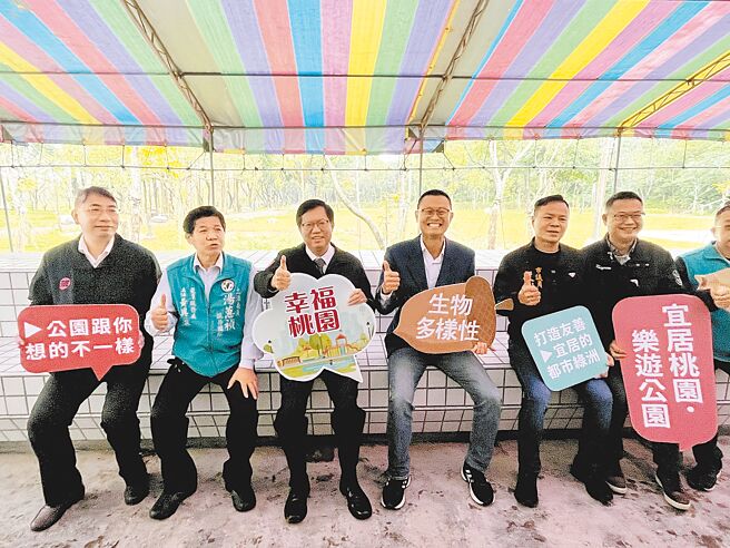 桃园市长郑文灿（左三）昨至大湳森林公园主持4座市民活动中心的揭牌仪式，并在园区内仔细视察，宛如小型毕业典礼。（陈梦茹摄）