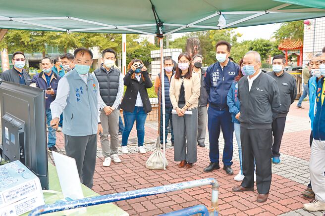 苗栗县长徐耀昌（前右一）等人，前往到苗栗高商忠贞路段视察路口智慧路标执行成效。（苗栗县政府提供／李京升苗栗传真）