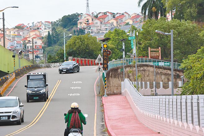 苗栗县政府今年争取中央补助，在县内20处高风险路口，建置预警智慧路标，半年来整体事故下降5成。（苗栗县政府提供／李京升苗栗传真）